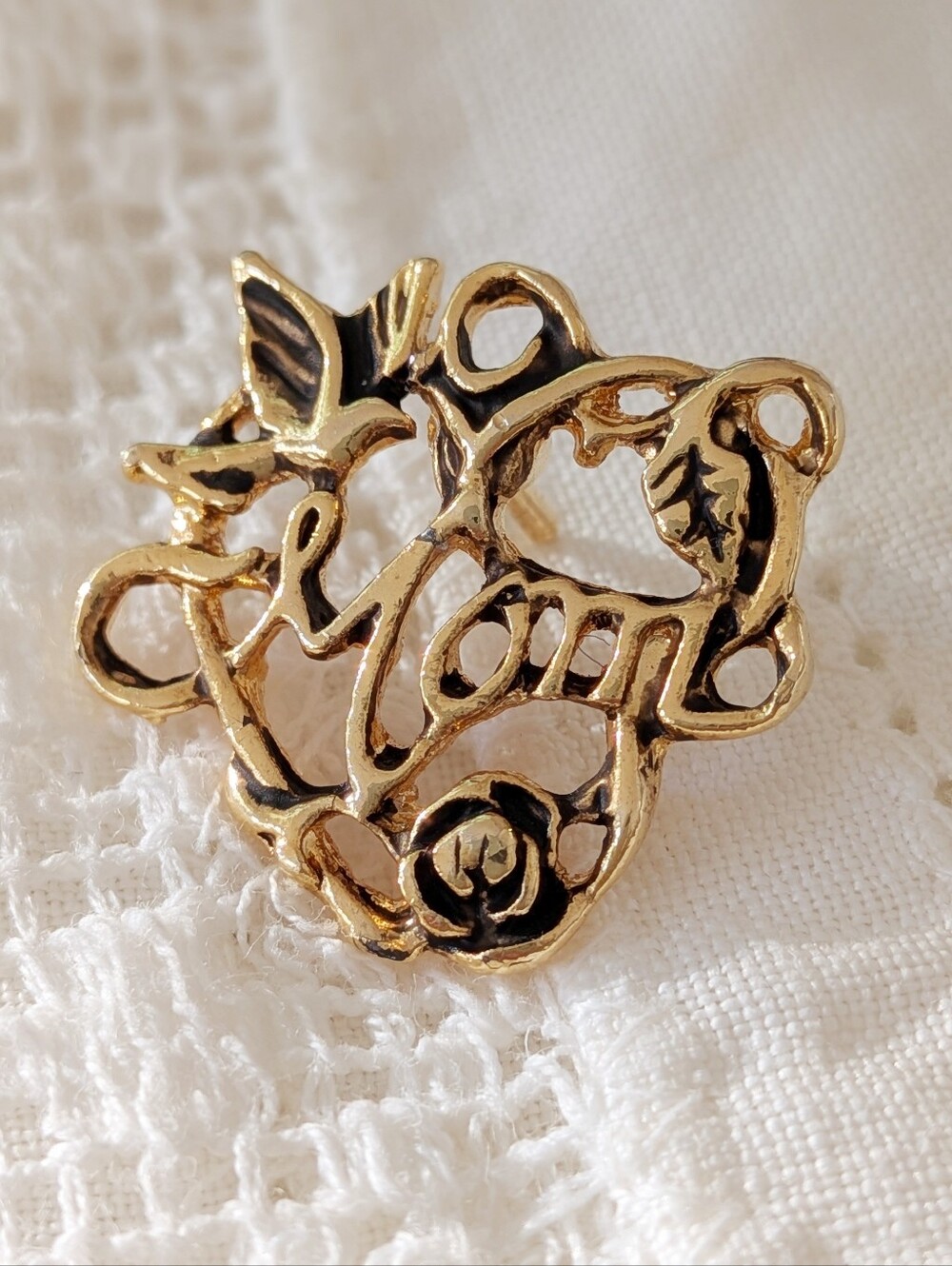 Vintage 1980s "Mom" Heart, Rose & Hummingbird Gold Tone Brooch Pin 1 in Wide